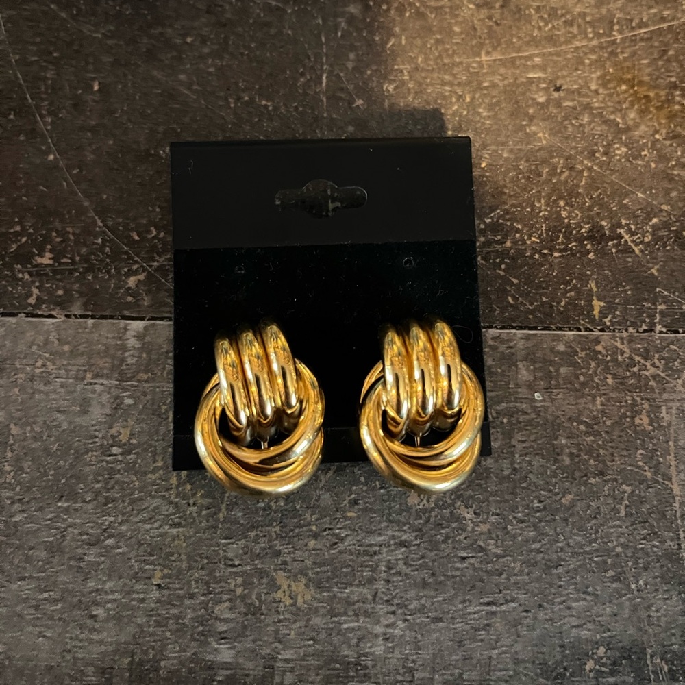 Elegant Gold Trifari clip  Earrings
